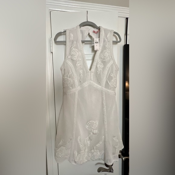 NWT - Not So Serious by Pallavi Mohan White Embroidered Mini Dress Sz Medium - Picture 6 of 15